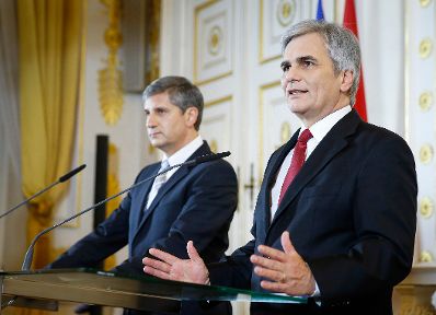Am 12. Dezember 2013 pr&auml;sentierte Bundeskanzler Werner Faymann (r.) gemeinsam mit Au&szlig;enminister und Vizekanzler Michael Spindelegger (l.) die Koalitionsergebnisse im Bundeskanzleramt.