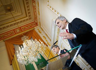 Am 12. Dezember 2013 pr&auml;sentierte Bundeskanzler Werner Faymann (r.) gemeinsam mit Au&szlig;enminister und Vizekanzler Michael Spindelegger (l.) die Koalitionsergebnisse im Bundeskanzleramt.