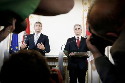 Am 12. Dezember 2013 pr&auml;sentierte Bundeskanzler Werner Faymann (r.) gemeinsam mit Au&szlig;enminister und Vizekanzler Michael Spindelegger (l.) die Koalitionsergebnisse im Bundeskanzleramt.