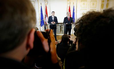 Am 12. Dezember 2013 pr&auml;sentierte Bundeskanzler Werner Faymann (r.) gemeinsam mit Au&szlig;enminister und Vizekanzler Michael Spindelegger (l.) die Koalitionsergebnisse im Bundeskanzleramt.