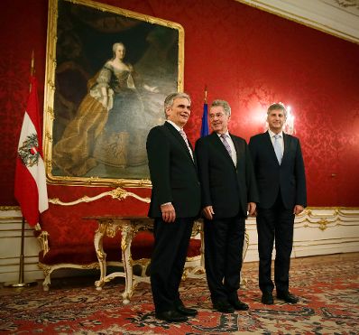 Am 13. Dezember 2013 informierte Bundeskanzler Werner Faymann (l.) gemeinsam mit Au&szlig;enminister und Vizekanzler Michael Spindelegger (r.) den Bundespr&auml;sidenten Heinz Fischer (m.) &uuml;ber das Regierungsprogramm.