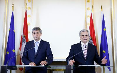 Am 13. Dezember 2013 gab Bundeskanzler Werner Faymann (r.) gemeinsam mit Au&szlig;enminister und Vizekanzler Michael Spindelegger (l.) eine Pressekonferenz &uuml;ber das Arbeitsprogramm der Bundesregierung.