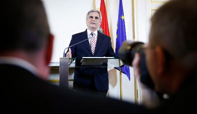 Am 13. Dezember 2013 gab Bundeskanzler Werner Faymann (im Bild) gemeinsam mit Au&szlig;enminister und Vizekanzler Michael Spindelegger eine Pressekonferenz &uuml;ber das Arbeitsprogramm der Bundesregierung.