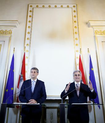Am 13. Dezember 2013 gab Bundeskanzler Werner Faymann (r.) gemeinsam mit Au&szlig;enminister und Vizekanzler Michael Spindelegger (l.) eine Pressekonferenz &uuml;ber das Arbeitsprogramm der Bundesregierung.