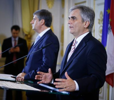Am 13. Dezember 2013 gab Bundeskanzler Werner Faymann (r.) gemeinsam mit Au&szlig;enminister und Vizekanzler Michael Spindelegger (l.) eine Pressekonferenz &uuml;ber das Arbeitsprogramm der Bundesregierung.