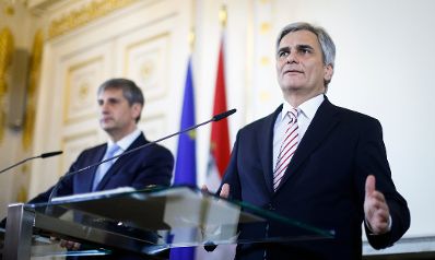 Am 13. Dezember 2013 gab Bundeskanzler Werner Faymann (r.) gemeinsam mit Au&szlig;enminister und Vizekanzler Michael Spindelegger (l.) eine Pressekonferenz &uuml;ber das Arbeitsprogramm der Bundesregierung.