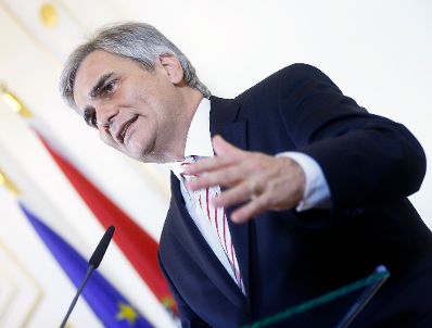 Am 13. Dezember 2013 gab Bundeskanzler Werner Faymann (im Bild) gemeinsam mit Au&szlig;enminister und Vizekanzler Michael Spindelegger eine Pressekonferenz &uuml;ber das Arbeitsprogramm der Bundesregierung.