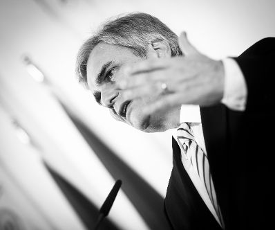 Am 13. Dezember 2013 gab Bundeskanzler Werner Faymann (im Bild) gemeinsam mit Au&szlig;enminister und Vizekanzler Michael Spindelegger eine Pressekonferenz &uuml;ber das Arbeitsprogramm der Bundesregierung.