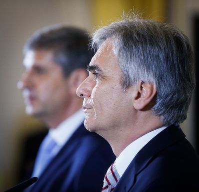 Am 13. Dezember 2013 gab Bundeskanzler Werner Faymann (r.) gemeinsam mit Au&szlig;enminister und Vizekanzler Michael Spindelegger (l.) eine Pressekonferenz &uuml;ber das Arbeitsprogramm der Bundesregierung.