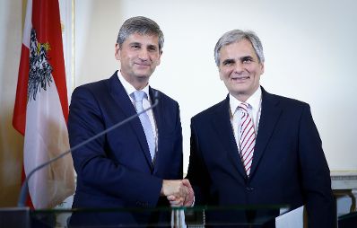 Am 13. Dezember 2013 gab Bundeskanzler Werner Faymann (r.) gemeinsam mit Au&szlig;enminister und Vizekanzler Michael Spindelegger eine Pressekonferenz &uuml;ber das Arbeitsprogramm der Bundesregierung.
