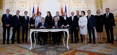 Am 16. Dezember 2013 unterzeichneten Bundeskanzler Werner Faymann (r.) und Au&szlig;enminister und Vizekanzler Michael Spindelegger (l.) das Arbeits&uuml;bereinkommen der Bundesregierung f&uuml;r die Jahre 2013 &ndash; 2018.