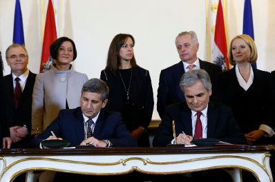 Am 16. Dezember 2013 unterzeichneten Bundeskanzler Werner Faymann (r.) und Au&szlig;enminister und Vizekanzler Michael Spindelegger (l.) das Arbeits&uuml;bereinkommen der Bundesregierung f&uuml;r die Jahre 2013 &ndash; 2018.
