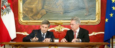 Am 16. Dezember 2013 wurde die neue Bundesregierung vom Bundespr&auml;sidenten in der Pr&auml;sidentschaftskanzlei angelobt. Im Bild Bundespr&auml;sident Heinz Fischer (r.) mit Finanzminister und Vizekanzler Michael Spindelegger.