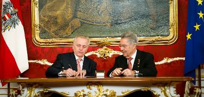 Am 16. Dezember 2013 wurde die neue Bundesregierung vom Bundespr&auml;sidenten in der Pr&auml;sidentschaftskanzlei angelobt. Im Bild Bundespr&auml;sident Heinz Fischer (r.) mit Bundesminister f&uuml;r Arbeit, Soziales und Konsumentenschutz Rudolf Hundstorfer.
