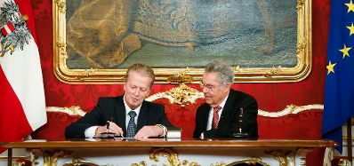 Am 16. Dezember 2013 wurde die neue Bundesregierung vom Bundespr&auml;sidenten in der Pr&auml;sidentschaftskanzlei angelobt. Im Bild Bundespr&auml;sident Heinz Fischer (r.) mit Bundesminister f&uuml;r Wirtschaft, Familie und Jugend und f&uuml;r Wissenschaft und Forschung Reinhold Mitterlehner.