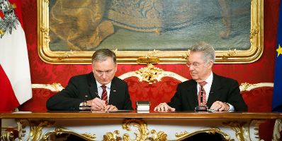 Am 16. Dezember 2013 wurde die neue Bundesregierung vom Bundespr&auml;sidenten in der Pr&auml;sidentschaftskanzlei angelobt. Im Bild Bundespr&auml;sident Heinz Fischer (r.) mit Bundesminister f&uuml;r Gesundheit Alois St&ouml;ger.