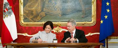 Am 16. Dezember 2013 wurde die neue Bundesregierung vom Bundespr&auml;sidenten in der Pr&auml;sidentschaftskanzlei angelobt. Im Bild Bundespr&auml;sident Heinz Fischer (r.) mit Bundesministerin f&uuml;r Inneres Johanna Mikl-Leitner.