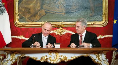 Am 16. Dezember 2013 wurde die neue Bundesregierung vom Bundespr&auml;sidenten in der Pr&auml;sidentschaftskanzlei angelobt. Im Bild Bundespr&auml;sident Heinz Fischer (r.) mit Bundesminister f&uuml;r Landesverteidigung und Sport Gerald Klug.