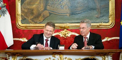 Am 16. Dezember 2013 wurde die neue Bundesregierung vom Bundespr&auml;sidenten in der Pr&auml;sidentschaftskanzlei angelobt. Im Bild Bundespr&auml;sident Heinz Fischer (r.) mit Bundesminister f&uuml;r Land- und Forstwirtschaft, Umwelt und Wasserwirtschaft Andr&auml; Rupprechter.
