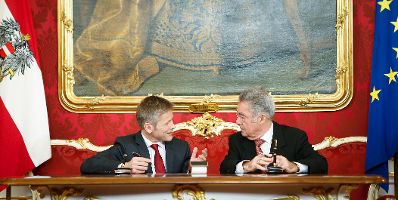 Am 16. Dezember 2013 wurde die neue Bundesregierung vom Bundespr&auml;sidenten in der Pr&auml;sidentschaftskanzlei angelobt. Im Bild Bundespr&auml;sident Heinz Fischer (r.) mit Bundesminister ohne Portefeuille Josef Ostermayer.