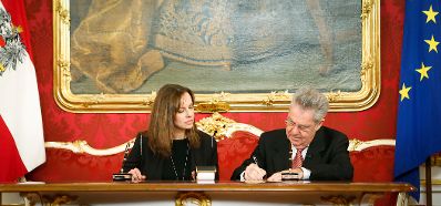 Am 16. Dezember 2013 wurde die neue Bundesregierung vom Bundespr&auml;sidenten in der Pr&auml;sidentschaftskanzlei angelobt. Im Bild Bundespr&auml;sident Heinz Fischer (r.) mit Bundesministerin ohne Portefeuille Sophie Karmasin.