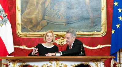 Am 16. Dezember 2013 wurde die neue Bundesregierung vom Bundespr&auml;sidenten in der Pr&auml;sidentschaftskanzlei angelobt. Im Bild Bundespr&auml;sident Heinz Fischer (r.) mit Finanzstaatssekret&auml;rin Sonja Ste&szlig;l.