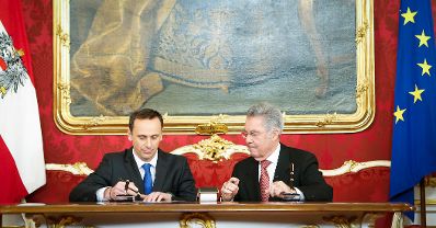 Am 16. Dezember 2013 wurde die neue Bundesregierung vom Bundespr&auml;sidenten in der Pr&auml;sidentschaftskanzlei angelobt. Im Bild Bundespr&auml;sident Heinz Fischer (r.) mit Finanzstaatssekret&auml;r Jochen Danninger.