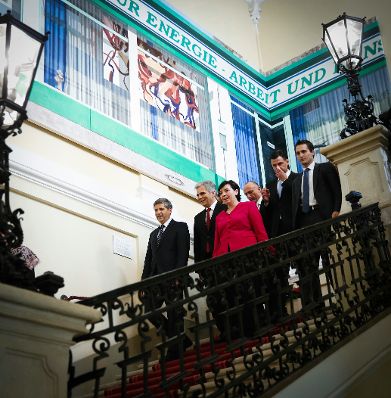 Am 16. Dezember 2013 wurde die neue Bundesregierung von Bundespr&auml;sident Heinz Fischer in der Pr&auml;sidentschaftskanzlei angelobt. Im Bild die Regierungsmitglieder am Weg in die Pr&auml;sidentschaftskanzlei.