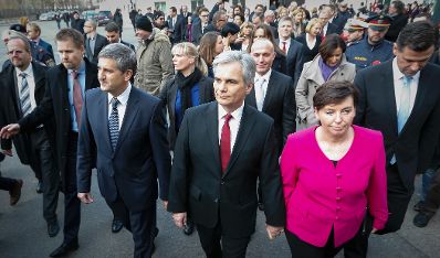 Am 16. Dezember 2013 wurde die neue Bundesregierung von Bundespr&auml;sident Heinz Fischer in der Pr&auml;sidentschaftskanzlei angelobt. Im Bild die Regierungsmitglieder am Weg in die Pr&auml;sidentschaftskanzlei.