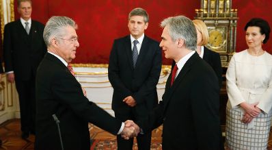 Am 16. Dezember 2013 wurde die neue Bundesregierung vom Bundespr&auml;sidenten in der Pr&auml;sidentschaftskanzlei angelobt. Im Bild Bundespr&auml;sident Heinz Fischer (l.) mit Bundeskanzler Werner Faymann.