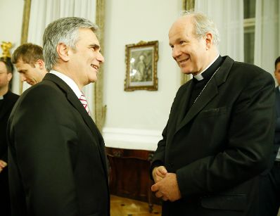 Am 17. Dezember 2013 lud Bundeskanzler Werner Faymann religi&ouml;se Vertreterinnen und Vertreter zu einem Adventempfang in das Bundeskanzleramt. Im Bild mit Kardinal Christoph Sch&ouml;nborn (r.).