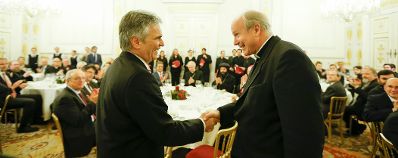 Am 17. Dezember 2013 lud Bundeskanzler Werner Faymann religi&ouml;se Vertreterinnen und Vertreter zu einem Adventempfang in das Bundeskanzleramt. Im Bild mit Kardinal Christoph Sch&ouml;nborn (r.).