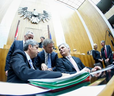 Am 17. Dezember 2013 stellte der Bundeskanzler im Nationalrat im Parlament das Arbeitsprogramm der Bundesregierung f&uuml;r die kommenden f&uuml;nf Jahre vor. Im Bild (v.r.n.l.) Bundeskanzler Werner Faymann mit Kanzleramtsminister Josef Ostermayer, Sozialminister Rudolf Hundstorfer und Finanzminister und Vizekanzler Michael Spindelegger.
