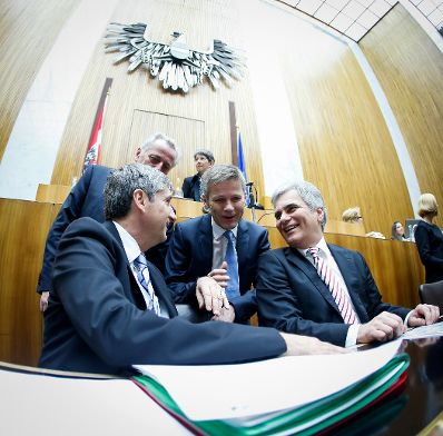 Am 17. Dezember 2013 stellte der Bundeskanzler im Nationalrat im Parlament das Arbeitsprogramm der Bundesregierung f&uuml;r die kommenden f&uuml;nf Jahre vor. Im Bild (v.r.n.l.) Bundeskanzler Werner Faymann mit Kanzleramtsminister Josef Ostermayer, Sozialminister Rudolf Hundstorfer und Finanzminister und Vizekanzler Michael Spindelegger.