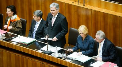 Am 17. Dezember 2013 stellte Bundeskanzler Werner Faymann im Nationalrat im Parlament das Arbeitsprogramm der Bundesregierung f&uuml;r die kommenden f&uuml;nf Jahre vor.