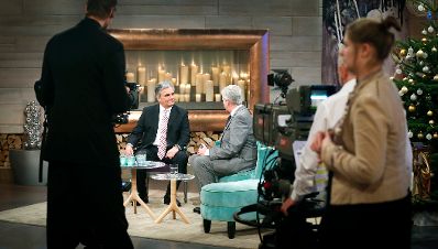 Am 24. Dezember 2013 nahm Bundeskanzler Werner Faymann (l.) an der Licht ins Dunkel Spendenaktion im ORF Zentrum Wien teil.