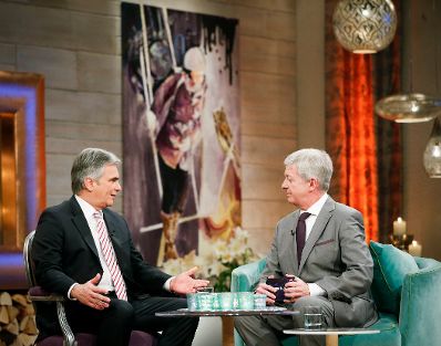 Am 24. Dezember 2013 nahm Bundeskanzler Werner Faymann (l.) an der Licht ins Dunkel Spendenaktion im ORF Zentrum Wien teil.