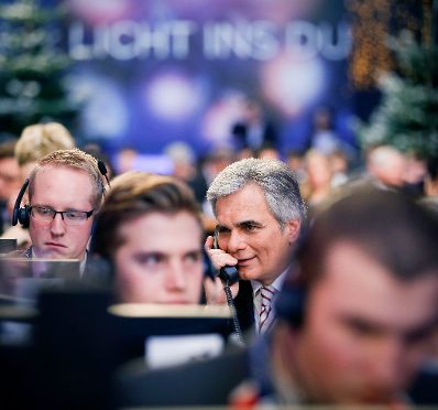 Am 24. Dezember 2013 nahm Bundeskanzler Werner Faymann an der Licht ins Dunkel Spendenaktion im ORF Zentrum Wien teil.