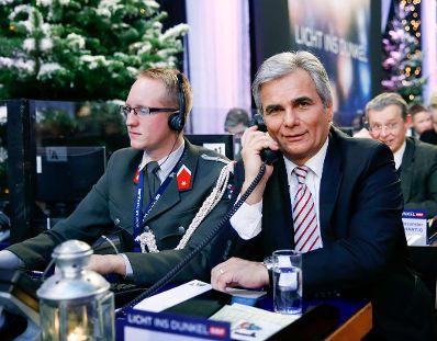 Am 24. Dezember 2013 nahm Bundeskanzler Werner Faymann an der Licht ins Dunkel Spendenaktion im ORF Zentrum Wien teil.