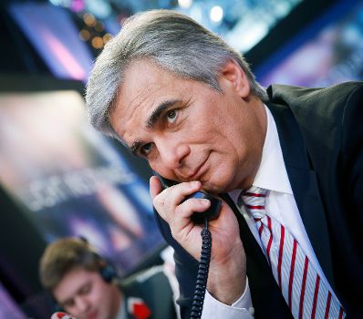 Am 24. Dezember 2013 nahm Bundeskanzler Werner Faymann an der Licht ins Dunkel Spendenaktion im ORF Zentrum Wien teil.