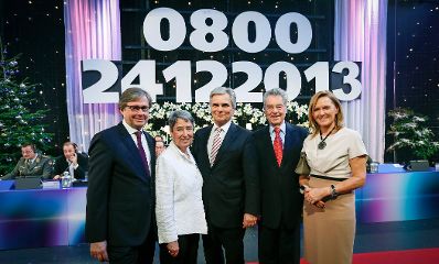 Am 24. Dezember 2013 nahm Bundeskanzler Werner Faymann (m.) an der Licht ins Dunkel Spendenaktion im ORF Zentrum Wien teil.