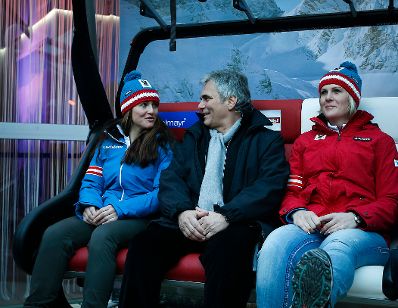 Am 8. Februar 2014 besuchte Bundeskanzler Werner Faymann (m.) die Olympischen Winterspiele in Sotschi/Russland. Im Bild mit den Schirennl&auml;uferinnen Elisabeth G&ouml;rgl (l.) und Nicole Hosp (r.).