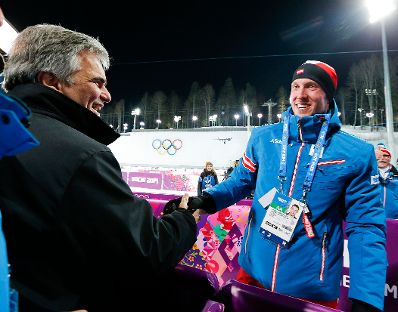 Am 8. Februar 2014 besuchte Bundeskanzler Werner Faymann (l.) die Olympischen Winterspiele in Sotschi/Russland. Im Bild mit dem Biathleten Dominik Landertinger (r.).