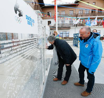 Am 9. Februar 2014 besuchte Bundeskanzler Werner Faymann (l.) die Olympischen Winterspiele in Sotschi/Russland. Im Bild mit Sportminister Gerald Klug (r.).