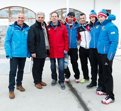 Am 9. Februar 2014 besuchte Bundeskanzler Werner Faymann (2.v.l.) die Olympischen Winterspiele in Sotschi/Russland. Im Bild mit Sportminister Gerald Klug (l.) und &Ouml;SV Sportlerinnen und Sportlern.