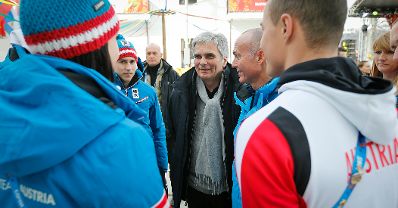 Am 9. Februar 2014 besuchte Bundeskanzler Werner Faymann (m.) die Olympischen Winterspiele in Sotschi/Russland. Im Bild mit Sportminister Gerald Klug und &Ouml;SV Sportlerinnen und Sportlern.