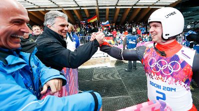 Am 9. Februar 2014 besuchte Bundeskanzler Werner Faymann (m.) die Olympischen Winterspiele in Sotschi/Russland. Im Bild mit Sportminister Gerald Klug (l.) und Rennrodler Daniel Pfister (r.).