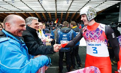 Am 9. Februar 2014 besuchte Bundeskanzler Werner Faymann (m.) die Olympischen Winterspiele in Sotschi/Russland. Im Bild mit Sportminister Gerald Klug (l.) und Rennrodler Reinhard Egger (r.).