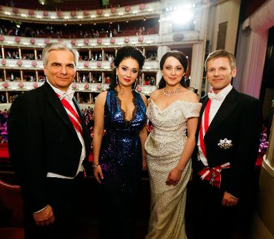 Am 27. Februar 2014 besuchte Bundeskanzler Werner Faymann (l.) und Kanzleramtsminister Josef Ostermayer (r.) den Wiener Opernball. Im Bild mit den Staatsoperns&auml;ngerinnen Margarita Gritskova (m.l.) und Anita Hartig (m.r.).