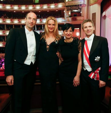 Am 27. Februar 2014 besuchte Kanzleramtsminister Josef Ostermayer (r.) mit Ehefrau Manuela (m.r.) den Wiener Opernball. Im Bild mit Eva und Christoph Dichand.